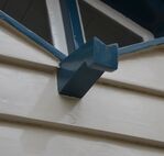 Onder aan het wybertjes-raam zit een houten overloopje voor hemelwater.
<br/>
Richard Keijzer, 2015-02-14